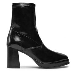 Botki Tamaris. Czarne botki Tamaris, bez wzorów, bez obcasa, na słupku, bez zapięcia. Za 259.99 zł.