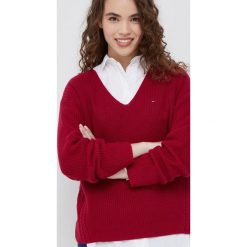 Tommy Hilfiger sweter bawełniany damski kolor czerwony. Czerwone swetry Tommy Hilfiger, m, bez wzorów, z bawełny, bez ramiączek. W wyprzedaży za 359.99 zł.