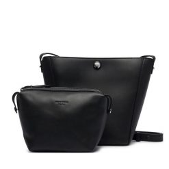 Torebka Weekend Max Mara. Czarne listonoszki Weekend Max Mara, bez wzorów, bez dodatków. Za 1,739.00 zł.