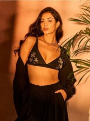 Żakiet kimono z domieszką wiskozy - czarny. Czarne marynarki i żakiety Sinsay, l, bez wzorów, z wiskozy, bez ramiączek. Za 69.99 zł.