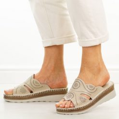 Beżowe skórzane klapki damskie na koturnie S.Barski 5915. Brązowe klapki S.BARSKI, bez wzorów, z jeansu, casualowe, bez obcasa, na koturnie, bez zapięcia. Za 239.00 zł.