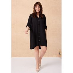 Sukienka Cariosa Plus Size Czarny. Czarne sukienki blue shadow, na co dzień, plus size, bez wzorów, z tkaniny, z asymetrycznym kołnierzem, plus size, bez ramiączek, mini, asymetryczne. Za 319.90 zł.