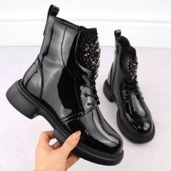 Skórzane botki damskie lakierowane z kamieniami czarne Filippo DBT6568. Czarne botki Filippo, bez wzorów, z lakierowanej skóry, eleganckie, bez obcasa, bez zapięcia. Za 136.00 zł.