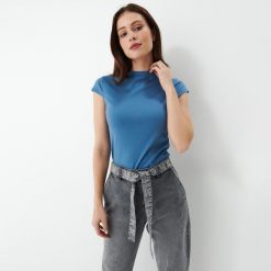 Niebieska bluzka ze stójką - Niebieski. Niebieskie bluzki Mohito, s, bez wzorów, bez kołnierzyka, bez ramiączek. Za 49.99 zł.