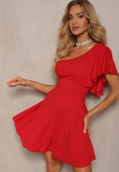 Czerwona Sukienka o Rozkloszowanym Kroju z Asymetryczną Górą na Jedno Ramię Ulubia. Czerwone sukienki Renee, na co dzień, l, bez wzorów, eleganckie, z asymetrycznym kołnierzem, bez ramiączek, mini, asymetryczne. W wyprzedaży za 69.99 zł.