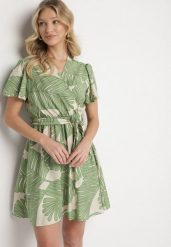 Zielona Sukienka Wiskozowa z Kopertowym Dekoltem i Florystycznym Printem Ninissia. Zielone sukienki Born2be, na co dzień, l, bez wzorów, z jeansu, eleganckie, bez kołnierzyka, bez ramiączek, mini, kopertowe. W wyprzedaży za 62.99 zł.