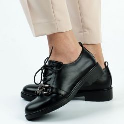 Czarne półbuty damskie S.Barski 323 Pu. Czarne półbuty wsuwane S.BARSKI, bez wzorów, ze skóry, bez obcasa, na obcasie. Za 149.00 zł.