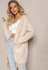 Jasnobeżowy Luźny Kardigan Niezapinany z Dłuższym Włosiem Karsta. Brązowe swetry Renee, bez wzorów, z dzianiny, bez ramiączek. Za 99.99 zł.