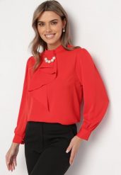 Czerwona Bluzka z Ozdobnym Krawatem i Perłami Opinua. Czerwone bluzki Born2be, bez wzorów, bez kołnierzyka, bez ramiączek. W wyprzedaży za 72.24 zł.