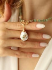 Pierres delicates Pozłacany naszyjnik z elementami ozdobnymi - dł. 45 cm rozmiar: onesize. Zielone naszyjniki Pierres delicates, z materiału, z cyrkonią, pozłacane. Za 86.99 zł.