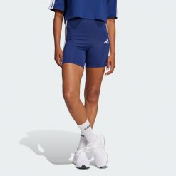 Szorty Essentials 3-Stripes High Waisted Biker. Białe szorty sportowe adidas, bez wzorów, z bawełny, na fitness i siłownię. Za 109.00 zł.