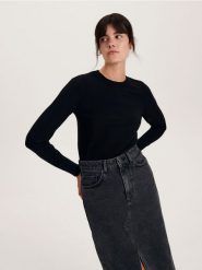 Sweter z wiskozą - czarny. Czarne swetry Reserved, l, bez wzorów, z dzianiny, bez ramiączek. W wyprzedaży za 35.99 zł.