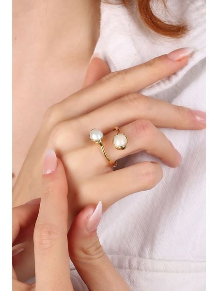 Pierres delicates Pozłacany pierścionek z perłami rozmiar: onesize. Żółte pierścionki Pierres delicates, z perłą, pozłacane. Za 83.03 zł.