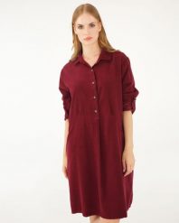 Bordowa sukienka ze sztruksu. Czerwone sukienki Unisono, l, bez wzorów, z bawełny, bez kołnierzyka, bez ramiączek, mini. Za 239.00 zł.