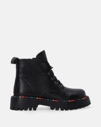 SKÓRZANE BOTKI NA TRAKTORZE VEL2416 BLACK. Czarne botki Venezia, bez wzorów, ze skóry, bez obcasa, bez zapięcia. Za 419.00 zł.