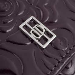 Poziomy portfel damski skórzany w kolorze burgundowym z metalowym logo duży Paolo Peruzzi AL-12-BGD. Czerwone portfele bez wzorów, ze skóry. Za 89.00 zł.