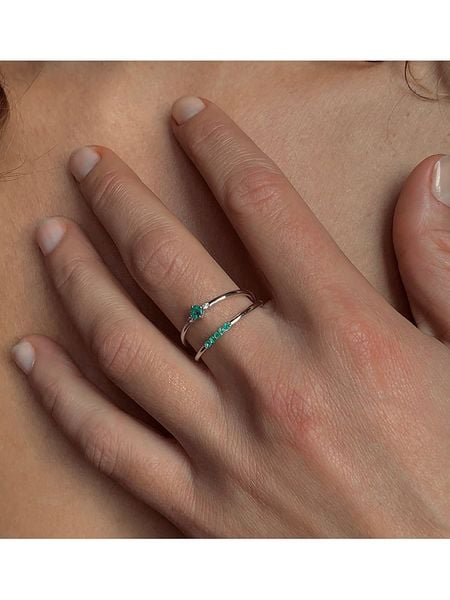 Les Petites Précieuses Srebrny pierścionek ze szmaragdami rozmiar: 56. Szare pierścionki Les Petites Précieuses, z szmaragdem, srebrne. Za 124.95 zł.