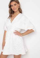 Biała Rozkloszowana Sukienka z Rękawami Nietoperz z Tłoczeniem Darinel. Białe sukienki Born2be, na co dzień, l, bez wzorów, z jeansu, klasyczne, bez kołnierzyka, bez ramiączek, mini, rozkloszowane. W wyprzedaży za 125.99 zł.