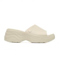 Klapki damskie Crocs Skyline Slide. Brązowe klapki Crocs, bez wzorów, z materiału, bez obcasa, bez zapięcia. Za 197.99 zł.
