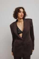 Klasyczna marynarka w kolorze DARK BROWN - MOSELLE-S. Brązowe marynarki i żakiety Marsala, s, bez wzorów, z jeansu, eleganckie, bez ramiączek. Za 699.90 zł.