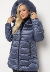 Granatowa Kurtka z Pikowanymi Przeszyciami i Odpinanym Futerkiem przy Kapturze Vensie. Niebieskie kurtki Born2be, plus size, bez wzorów, z futra, eleganckie, bez kaptura. W wyprzedaży za 192.49 zł.