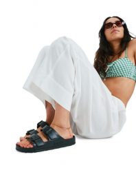 Klapki damskie KATTIE. Czarne klapki Roxy, bez wzorów, z materiału, bez obcasa, bez zapięcia. Za 149.99 zł.