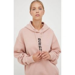 Guess bluza damska kolor różowy z kapturem z nadrukiem. Czerwone bluzy Guess, l, z aplikacjami, z dzianiny, bez ramiączek, z kapturem. W wyprzedaży za 278.99 zł.