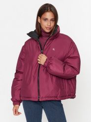 Calvin Klein Jeans Kurtka zimowa 90's J20J222333 Fioletowy Oversize. Fioletowe kurtki Calvin Klein Jeans, na zimę, s, bez wzorów, z jeansu, bez kaptura. Za 759.99 zł.