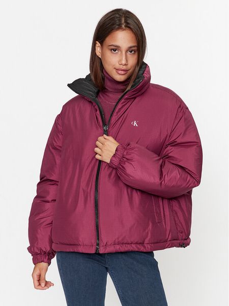 Calvin Klein Jeans Kurtka zimowa 90's J20J222333 Fioletowy Oversize. Fioletowe kurtki Calvin Klein Jeans, na zimę, s, bez wzorów, z jeansu, bez kaptura. Za 679.99 zł.