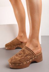 Brązowe Klapki w Stylu Chodaków na Platformie z Nitami i Plecionką Giadina. Brązowe klapki Born2be, z aplikacjami, eleganckie, bez obcasa, na obcasie, bez zapięcia. W wyprzedaży za 97.49 zł.