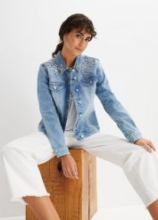 Kurtka jeansowa z aplikacją z kryształków. Niebieskie kurtki bonprix, z aplikacjami, z jeansu, bez kaptura. Za 219.99 zł.