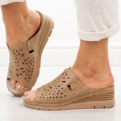Klapki Ap damskie na koturnie Vinceza 85214. Brązowe klapki VINCEZA, bez wzorów, z jeansu, casualowe, bez obcasa, na koturnie, bez zapięcia. Za 139.00 zł.