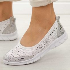 Białe ażurowe skórzane baleriny damskie S.Barski 5973. Białe baleriny S.BARSKI, w ażurowe wzory, z jeansu, eleganckie, bez obcasa, na płaskiej podeszwie, bez zapięcia. Za 179.00 zł.