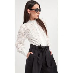 Koszula TWINSET. Białe koszule Twinset Milano, w ażurowe wzory, bez kołnierzyka, bez ramiączek. W wyprzedaży za 622.30 zł.