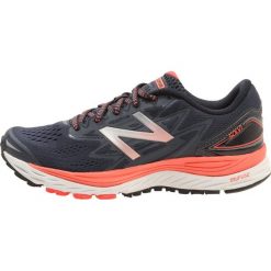 New Balance NBX CUSHION SOLVI Obuwie do biegania treningowe light grey. Buty treningowe marki KALENJI. W wyprzedaży za 407.20 zł.