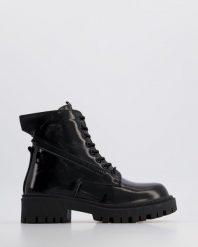 LAKIEROWANE BOTKI Z SUWAKAMI 93800 BLACK. Czarne botki Venezia, bez wzorów, z lakierowanej skóry, bez obcasa, bez zapięcia. Za 239.00 zł.