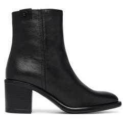 Botki Tamaris. Czarne botki Tamaris, bez wzorów, bez obcasa, na słupku, bez zapięcia. Za 539.99 zł.