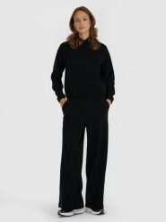 4F Spodnie oversize z szerokimi nogawkami damskie - czarne XL. Czarne spodnie dresowe 4f, bez wzorów, z dresówki. Za 159.99 zł.