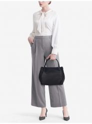 Lia Biassoni Skórzana torebka "Taro" w kolorze czarnym - 28 x 25 x 18 cm rozmiar: onesize. Czarne torebki klasyczne Lia Biassoni, bez wzorów, z materiału, przez ramię, bez dodatków. Za 260.99 zł.