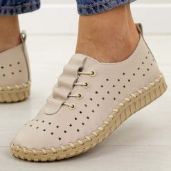 Beżowe ażurowane skórzane półbuty damskie T.Sokolski w26-02. Brązowe półbuty wsuwane Sokolski, na jesień, bez wzorów, z jeansu, klasyczne, bez obcasa, na płaskiej podeszwie. Za 259.00 zł.