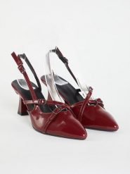 Trendyol Czółenka w kolorze czerwonym rozmiar: 39. Czerwone czółenka Trendyol, bez wzorów, klasyczne, bez obcasa, bez zapięcia. Za 104.99 zł.