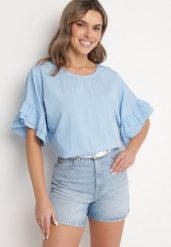 Jasnoniebieska Bluzka z Wiskozą Typu Nietoperz z Falbankami Davienna. Niebieskie bluzki Born2be, uniwersalny, bez wzorów, z jeansu, eleganckie, bez kołnierzyka, bez ramiączek. Za 89.99 zł.