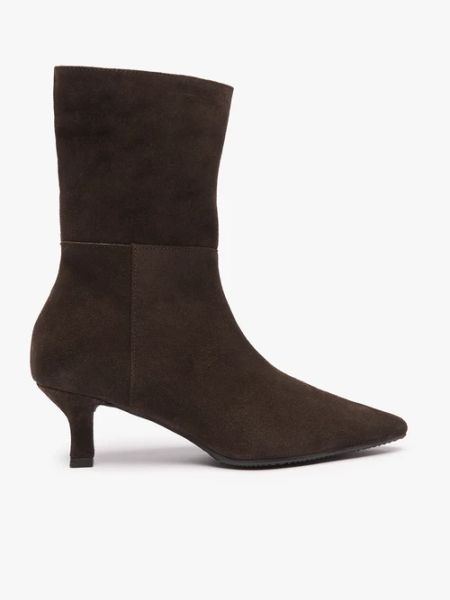 Ciemnobrązowe wyższe botki na szpilce. Brązowe botki Ryłko, bez wzorów, ze skóry, eleganckie, bez obcasa, na szpilce, bez zapięcia. Za 529.99 zł.