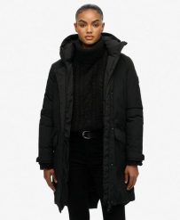 Parka ocieplana w stylu ogona ryby dla miasta. Czarne płaszcze Superdry, s, bez wzorów, klasyczne, bez kaptura. Za 708.55 zł.