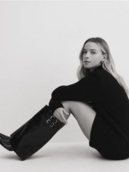 Długi sweter z wełny merino - czarny. Czarne swetry Reserved, l, bez wzorów, z wełny, bez ramiączek. W wyprzedaży za 279.99 zł.