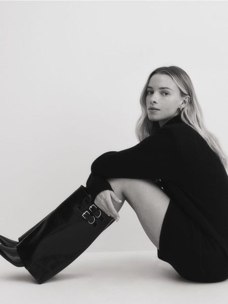 Długi sweter z wełny merino - czarny. Czarne swetry Reserved, l, bez wzorów, z wełny, bez ramiączek. W wyprzedaży za 279.99 zł.