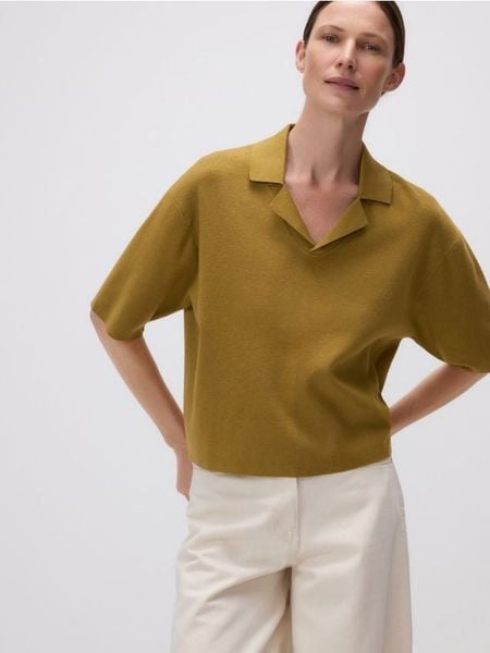 Bluzka z kołnierzykiem - warm olive. Zielone bluzki Reserved, l, bez wzorów, z dzianiny, bez kołnierzyka, bez ramiączek. W wyprzedaży za 39.99 zł.