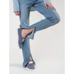 Goodin Niebieskie trampki ażurowe ze skóry naturalnej. Niebieskie trampki w ażurowe wzory, ze skóry, sportowe, bez zapięcia. Za 260.45 zł.