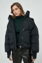 Levi's kurtka puchowa damska kolor czarny zimowa oversize. Czarne kurtki Levi's, na zimę, l, bez wzorów, z materiału, bez kaptura. W wyprzedaży za 579.99 zł.