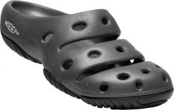 Kapcie damskie Keen Yogui Magnet/czarne Czarne. Czarne kapcie Keen, bez wzorów, z gumy. Za 247.99 zł.